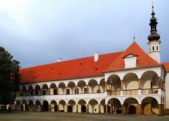 83-1280px-Oslavany__zamek-Stanislav_Dusik.jpg