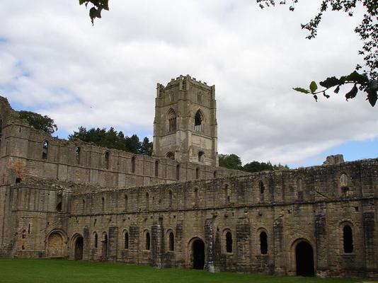 800px-StudleyAbbey2.jpg