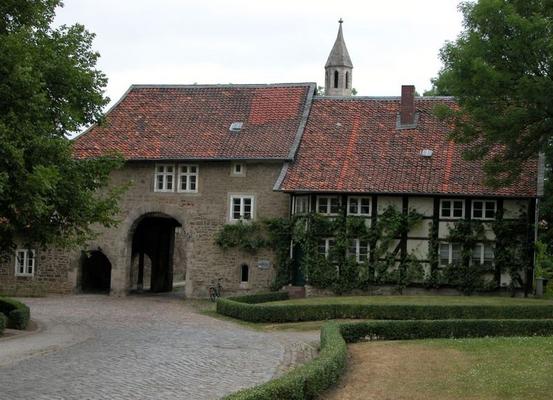 Brunswyk-800px-Braunschweig_Riddagshausen_Tor_zur_Domaene_von_innen.jpg