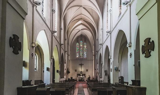 086-Didier_Descouens-Eglise_Notre-Dame-des-Sept-Douleurs_et_de_Sainte-Catherine-de-Sienne_-_Nef_principale_et_Choeur_-_Blagnac-2.jpg