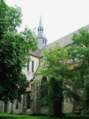 Gelbe_-_Riddaghausen_Kirche_von_aussen.jpg