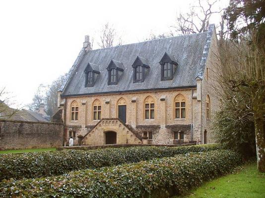 1035-F5ZV -800px-BE-LX-Orval_Abbaye_hostellerie.jpg