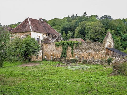 088-Espirat_-Partie_ruinee_des_batiments_des_communs.jpg