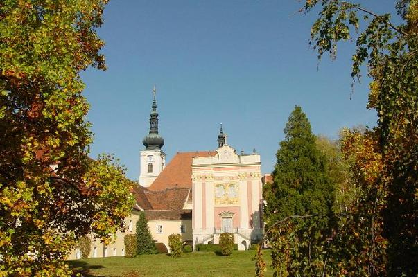 118-Heiligenkreuz_Klostergarten-Bibliotheksfassade.jpg