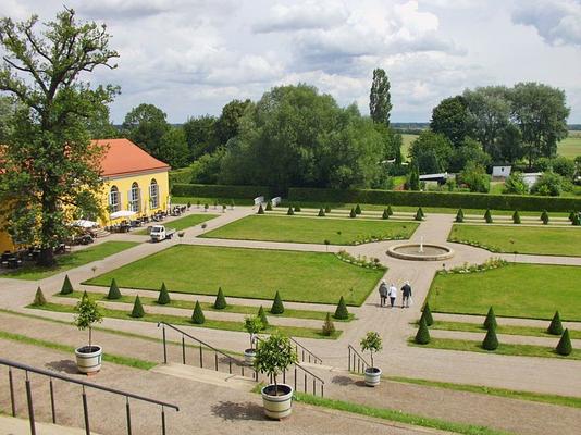 750-Kloster_Neuzelle-Norbert_Radtke_Klostergarten_und_Orangerie.JPG