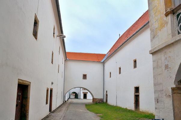 86-Oslavany_klaster_pruchod-VitVit.jpg