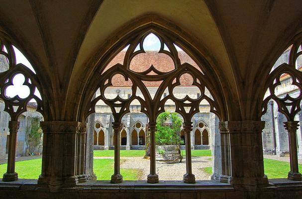 360-Goldmund100_-Cloister_particular_noirlac.jpg