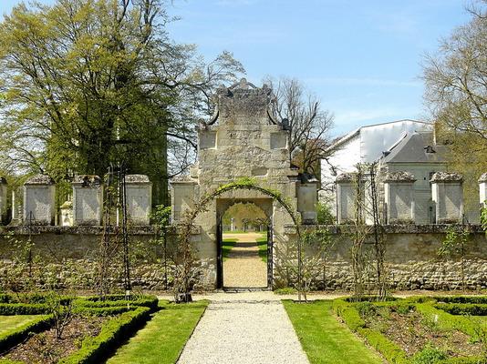 852-Pierre_Poschadel_Fontaine-Chaalis__60___abbaye_de_Chaalis__roseraie__revers_du_portail_Renaissance.jpg
