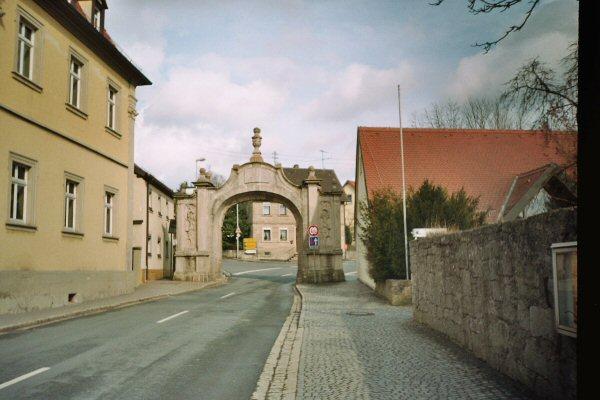 Gelbe_-_Ebrach_Portal_der_Klostermauer.jpg