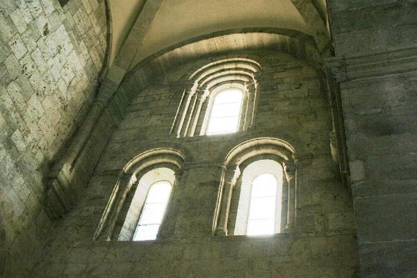 319-Heiligenkreuz_Abteikirche-Langhaus-Drei%%20Fenster%%20023.jpg