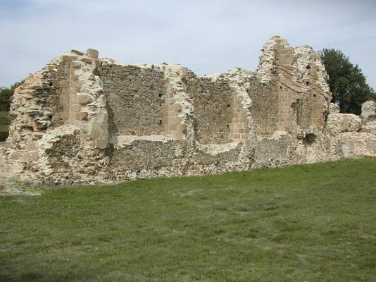 Mur_entre_abbatiale_et_cloitre-kl.JPG