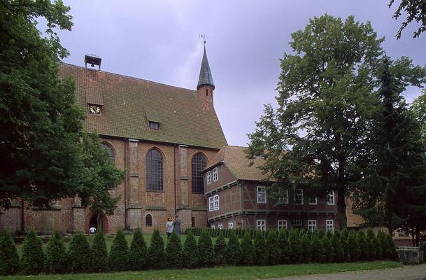 Moehring-Isenhagen-Kloster_Aussen_001.jpg