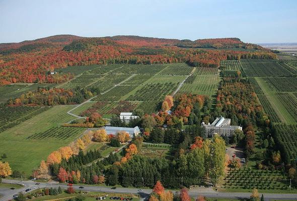 80-Rougemont-1200px-Vue_aerienne_de_l_Abbaye_cistercienne_de_Rougemont.jpg
