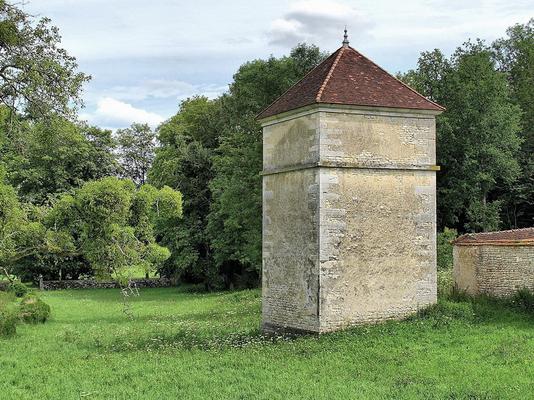 095-JGS25-Neuvelle-les-la-Charite__le_colombier_de_l_abbaye.jpg