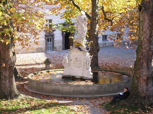 217-Heiligenkreuz_Josefsbrunnen%%20herbstlich-2.jpg