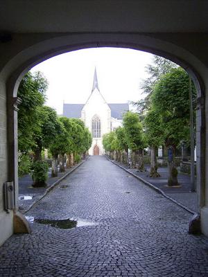 110-Marienstatt-Allee_zur_Kirche.JPG