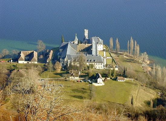 112-Semnoz_-Abbaye_royale_de_Hautecombe_II_-_200501_edited.jpg