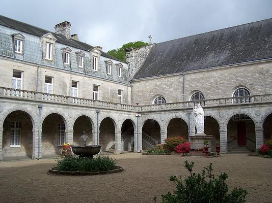 351-1024px-Cloitre_de_l_abbaye_de_Langonnet_2-LPLT.JPG