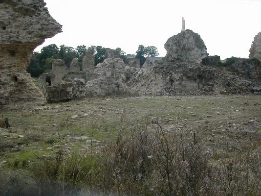 Ruines_de_la_croisee_du_transept-kl.JPG