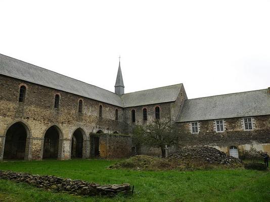 154-Simon_de_l_Ouest-Abbaye_de_Clermont_-_cloitre__abbatiale_et_batiment_des_Peres_.JPG
