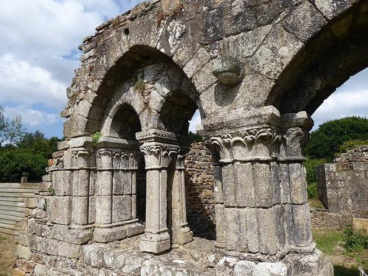 353-1024px-Chapter_House__Abbaye_de_Boquen__03_-Chris06.jpg