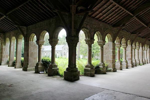 352-Pascal_Radigue_-Cloitre_de_l_abbaye_blanche_de_Mortain.jpg