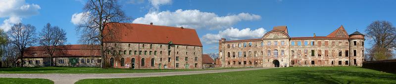 110-Erell-Dargun_Kloster_Panorama_Wirtschaftsgebaeude_und_Schloss.jpg