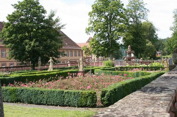 Rosenzweig-Bronnbach-800px-Kloster_Bronnbach_Garten_20070714_2.jpg