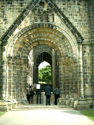 Kirkstall-Westportal.jpg