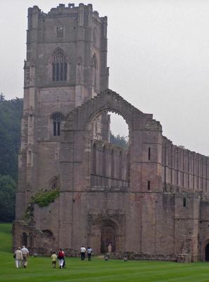 444px-Fountains_Abbey.jpg