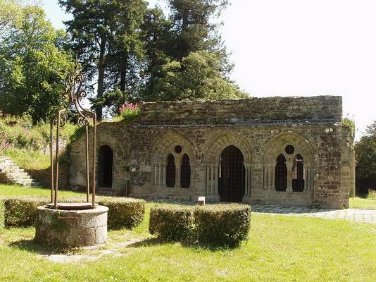 350-1024px-Abbaye_Saint-Maurice_de_Clohars_Carnoet-Jacques_Le_Letty.JPG