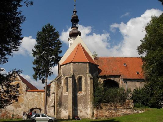 80-1280px-Oslavany__zamek__zaver_kaple-Harold.jpg