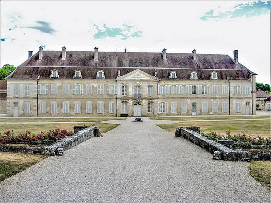 080-Espirat-Facade_sud_de_l_abbaye_d_Auberive.jpg