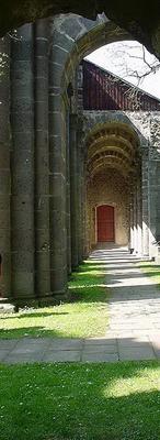 Tomann-arnsburg kirchenruine seitenschiff.jpg