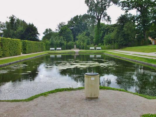 751-Kloster_Neuzelle-Dramburg_Klostergarten_Bassin.JPG