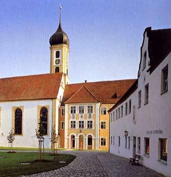 03-Oberschoenenfeld-obsf-blick_zur_kirche.jpg