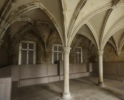 400-1024px-Carnoet_abadia_SantMaurice_salaCapitular_5985_resize-Amadalvarez.jpg