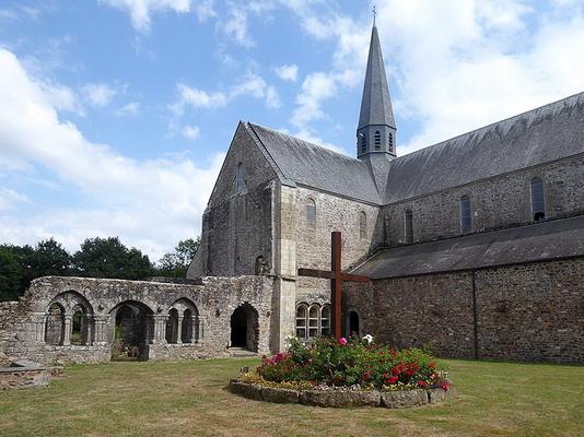 350-1024px-Chapter_House__Abbaye_de_Boquen__01_-Chris06.jpg