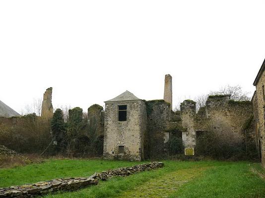776-Simon_de_l_OuestAbbaye_de_Clermont_-_les_communs_vus_du_cloitre.JPG