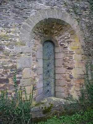 723-Simon_de_l_Ouest-Abbaye_de_Clermont_-_vitrail_exterieur__batiment_des_Freres_convers.JPG
