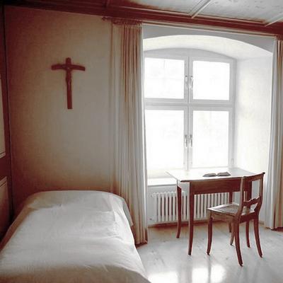 456-nonnen-abtei-frauenthal-schlafzimmer52174feaa4152.jpg