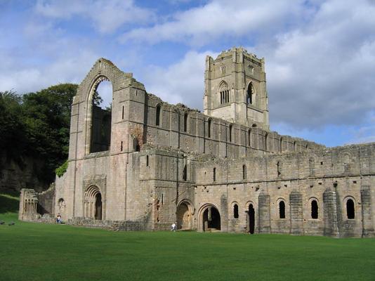 800px-Fountains_Abbey_view02_2005-08-27.jpg