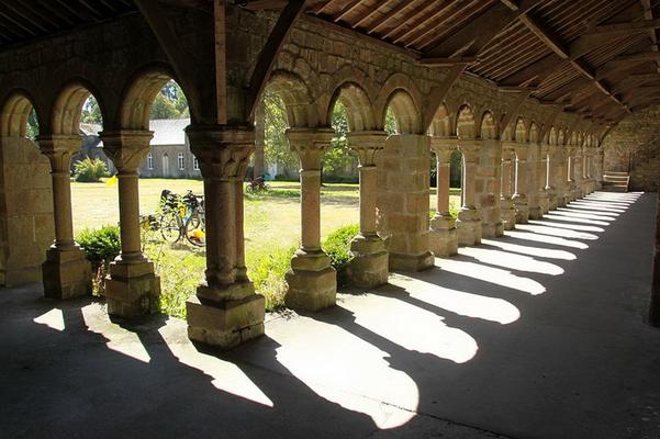 353-Papyben-Le_cloitre_roman_de_l_Abbaye-Blanche_de_Mortain.JPG