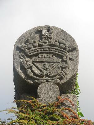 126-Mortain_-_Abbaye_blanche_-_sculpture_du_portail_d_entree-Mortain_-_Abbaye_blanche_-_sculpture_du_portail_d_entree.JPG