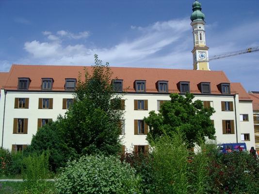 141-Abtei-Zellenbau_mit_Kirchturm-kl.jpg